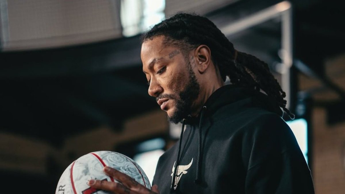 Derrick Rose, símbolo de entrega y pasión, forjó su legado en Chicago Bulls durante años inolvidables en la NBA.