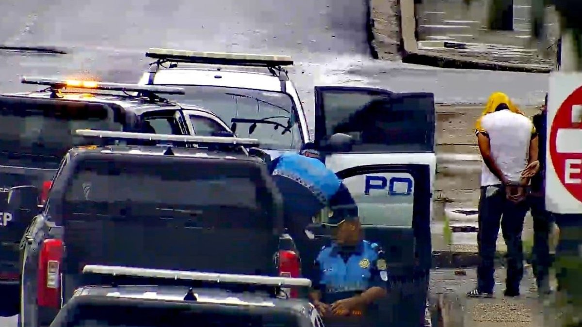 Dos sujetos fueron detenidos en Miraflores por miembros de la Policía Nacional tras la persecución que hicieron agentes de la empresa municipal Segura, desde Urdesa.