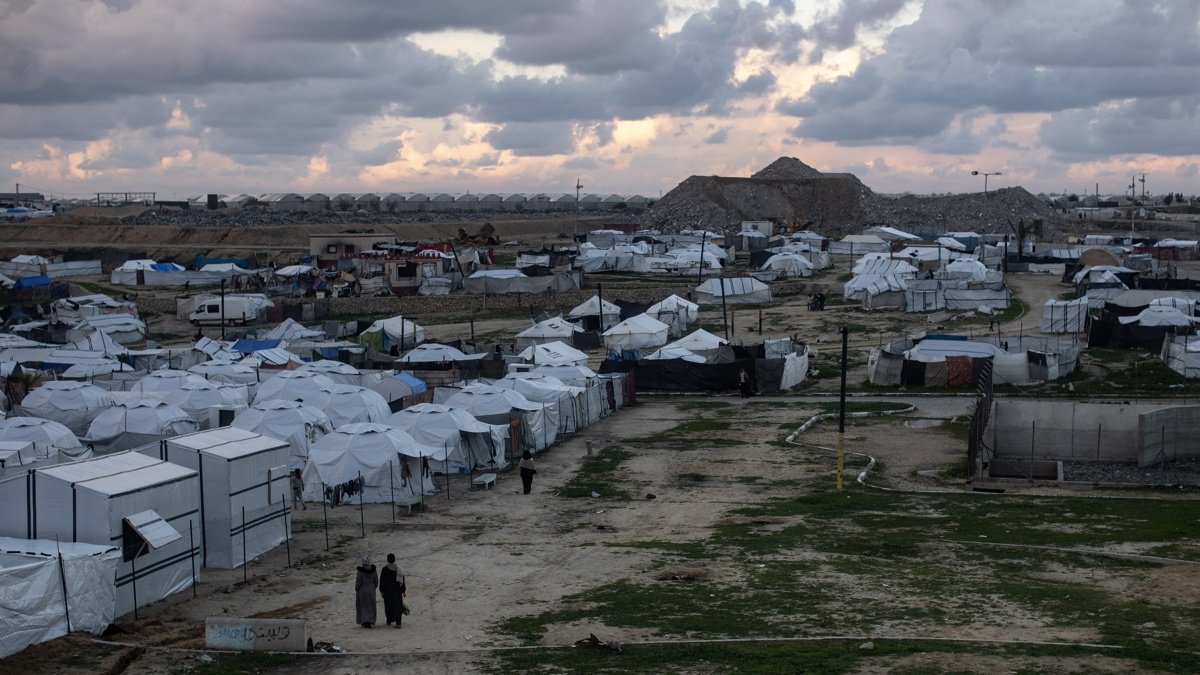 La población de Gaza trata de recomponer su día a día entre calles cubiertas de escombros y playas convertidas en campamentos improvisados.