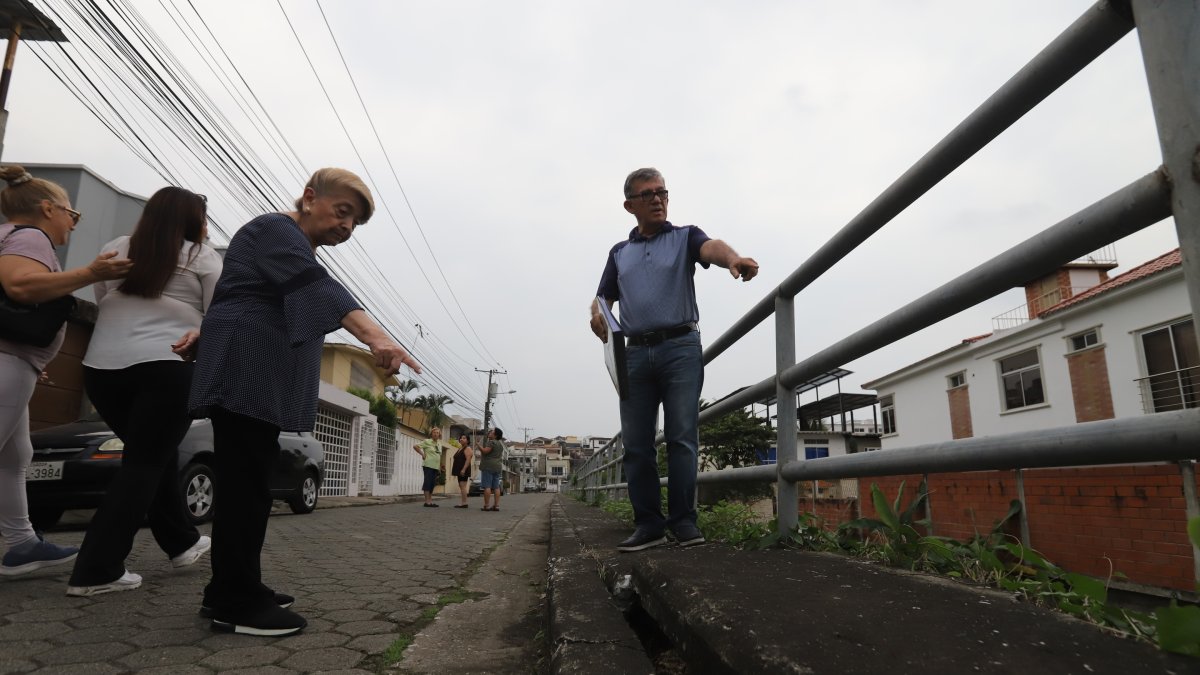 Habitantes de Cumbres Bajas de Los Ceibos y Santa Cecilia señalan los daños que desde hace años se registran en los bordes del canal.