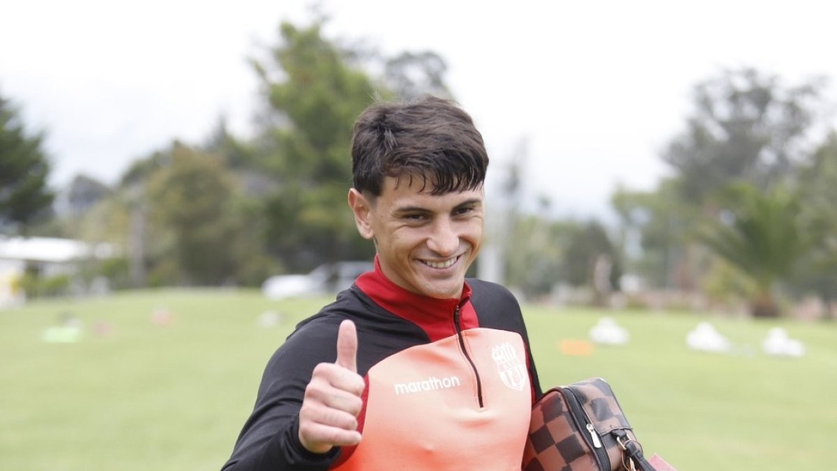 El delantero uruguayo Toto Núñez llega a Barcelona con la misión de reemplazar al goleador Octavio Rivero.