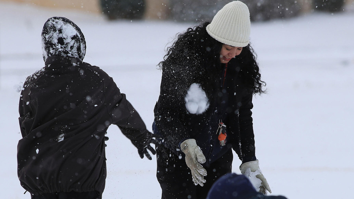 Ciudad Juárez amanece bajo un manto blanco mientras la nieve y el frío extremo, con temperaturas de hasta -6 °C, transforman la frontera norte en un paisaje invernal poco habitual.