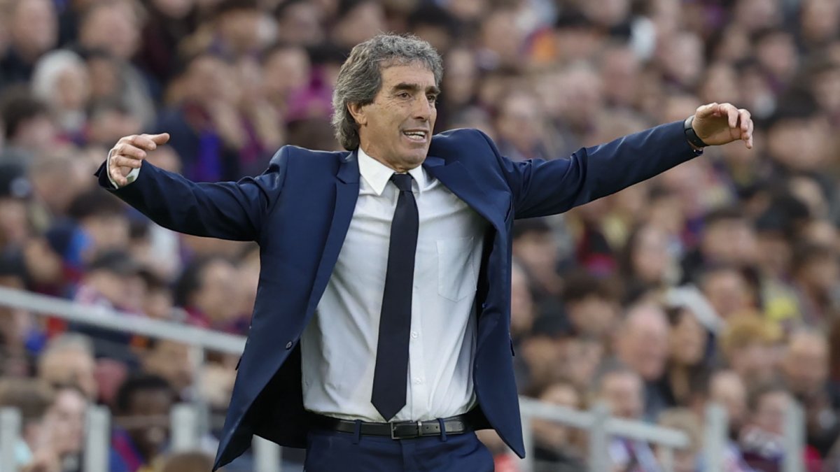 El entrenador del Real Oviedo, Guillermo Almada, durante el partido de LaLiga disputado ente el FC Barcelona.