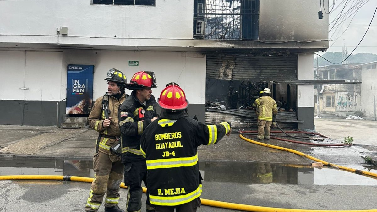 El fuego fue controlado sin que se registraran víctimas, aunque dejó graves daños materiales.