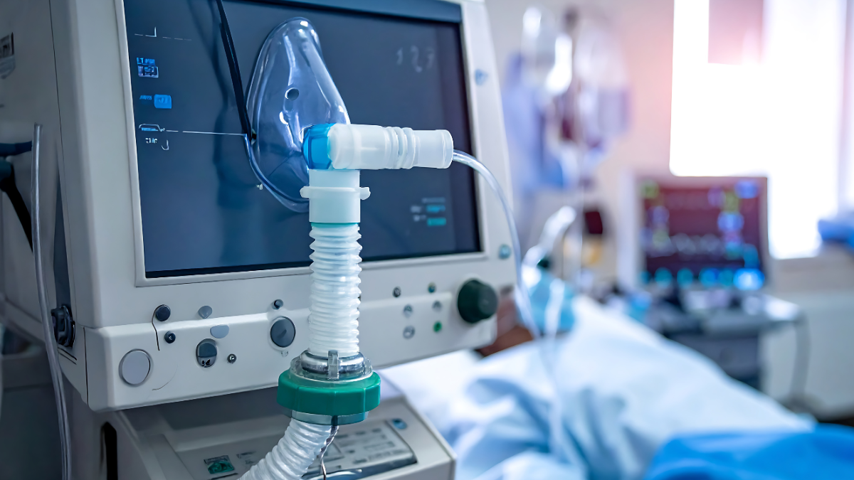 Dos enfermeras de un hospital privado cerca de Calcuta fueron ingresadas en cuidados intensivos tras presentar síntomas graves de una infección respiratoria. Una de ellas permanece en coma.