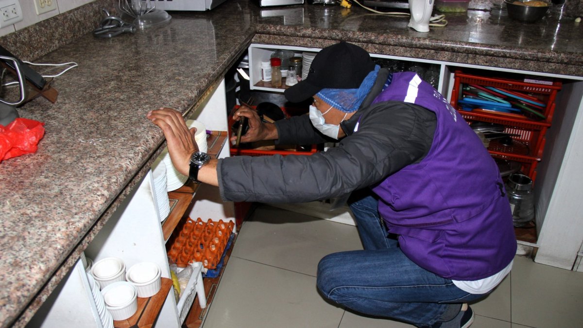 Los inspectores de Arcsa revisan que los restaurantes y otros establecimientos cumplan con las medidas sanitarias adecuadas para sus clientes.