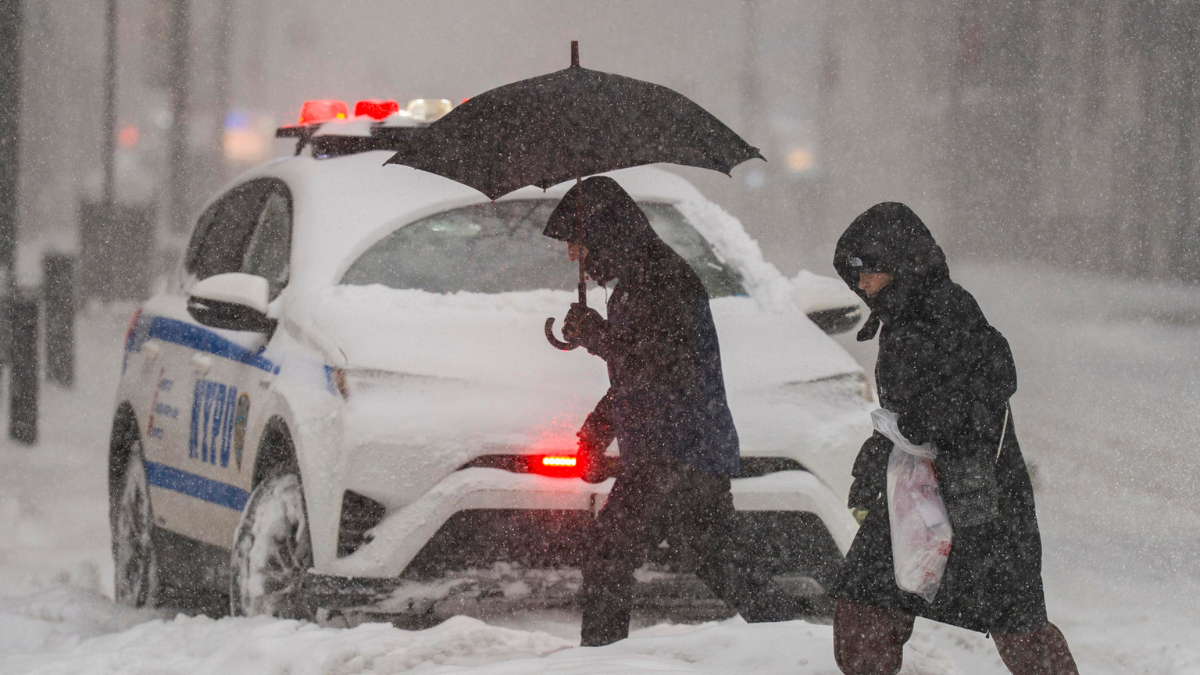 Las autoridades han declarado estado de emergencia en más de veinte estados de EE.UU. tras tormentas de nieve.