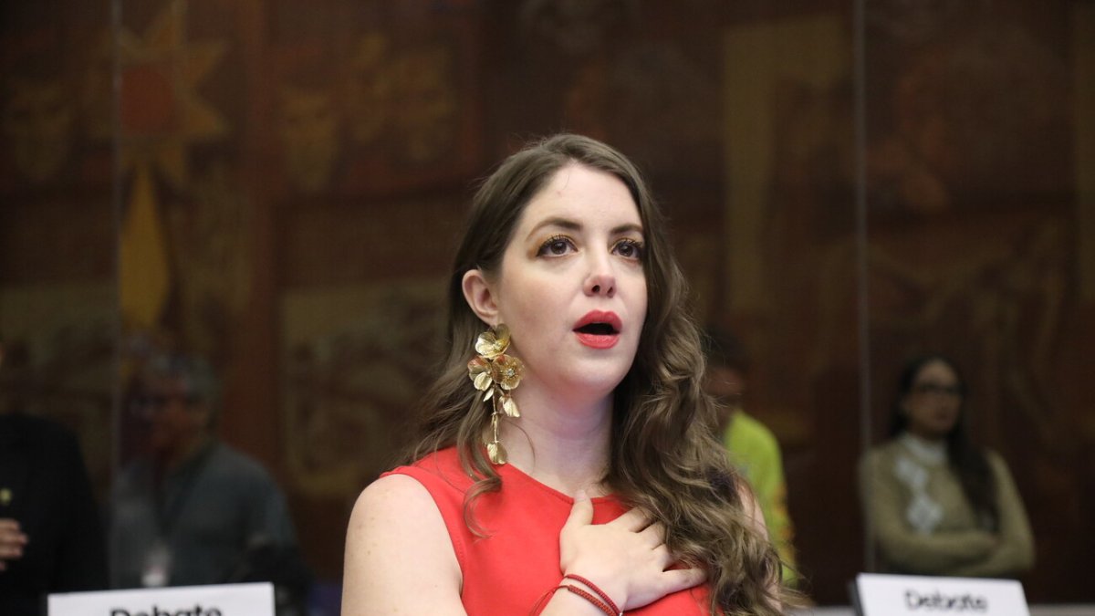 La asambleísta Mónica Palacios acudió la Fiscalía para presentar una noticia criminis.