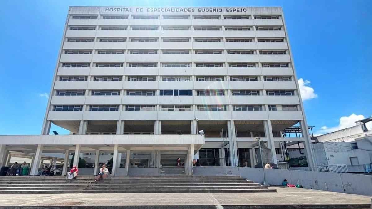 Trabajadores del Hospital Eugenio Espejo denuncian sueldos impagos y falta de limpieza.