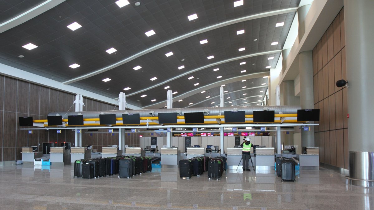 El hombre fue detenido en el área de arribos internacionales del aeropuerto Mariscal Sucre.