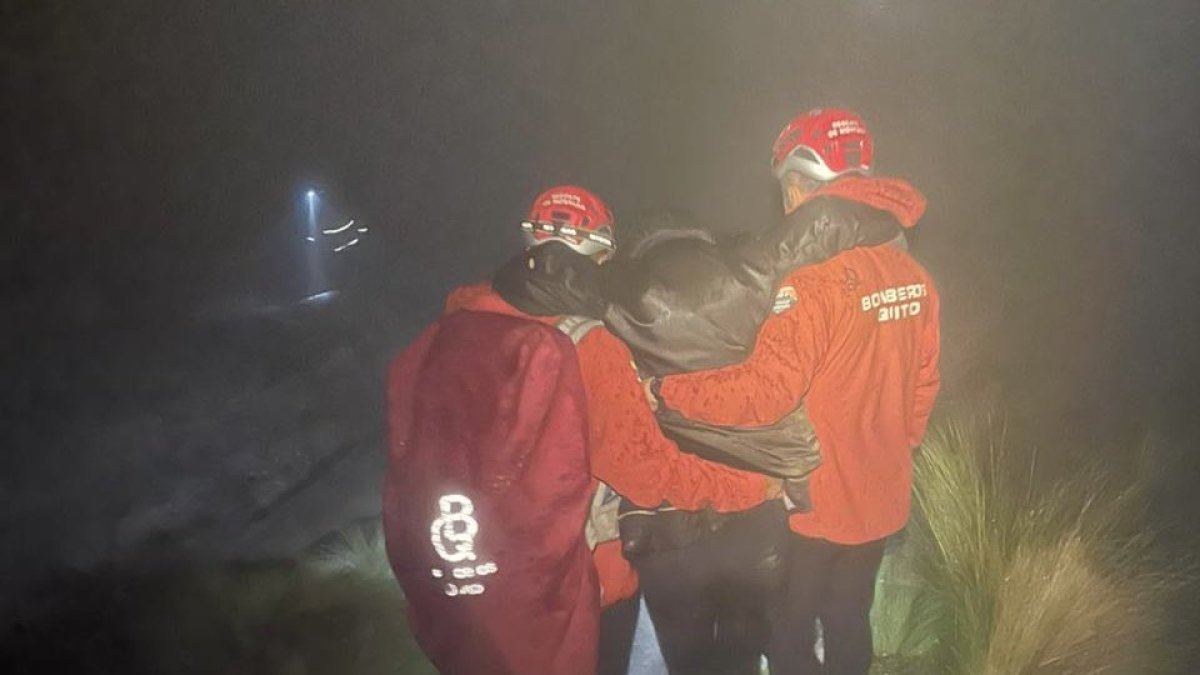 El Cuerpo de Bomberos de Quito realizó un operativo nocturno en el Teleférico para poner a salvo a seis personas expuestas al frío extremo.