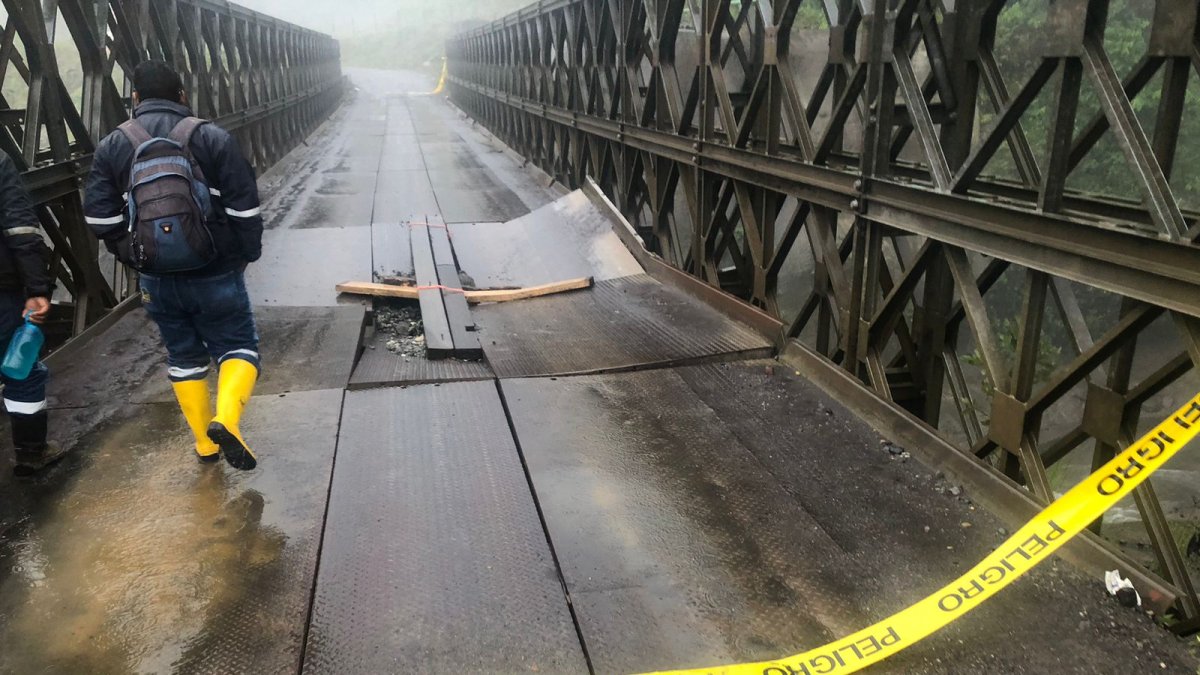 Las láminas de acero del puente sobre el río Marker se dañaron, por lo que el paso vehicular fue suspendido en ese ducto de la vía Quito - Lago Agrio.