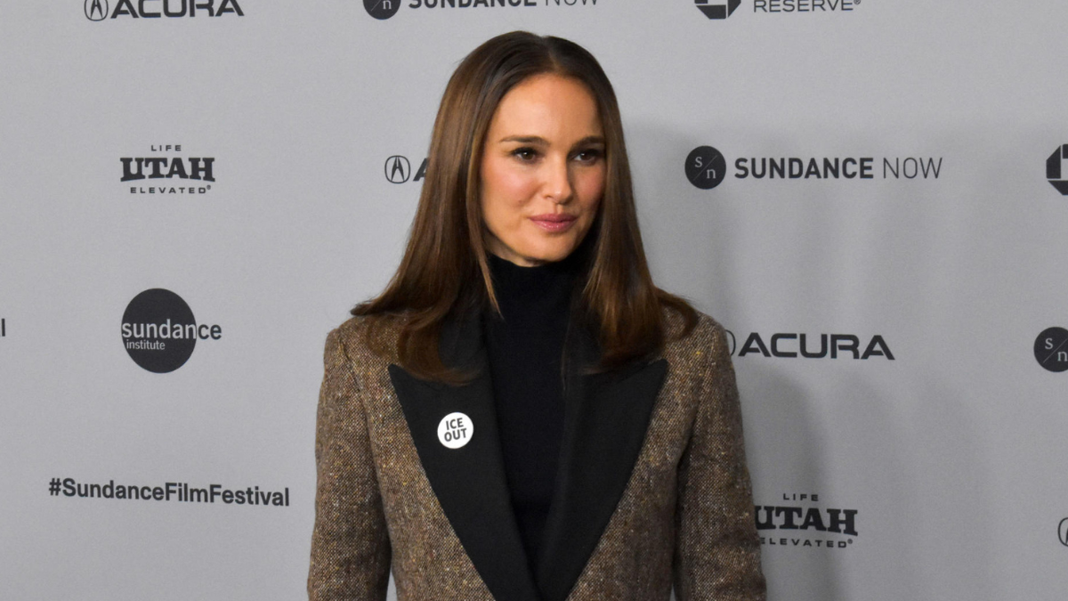 Natalie Portman alza la voz en Sundance contra ICE, acusándolo de prácticas abusivas y totalitarias.