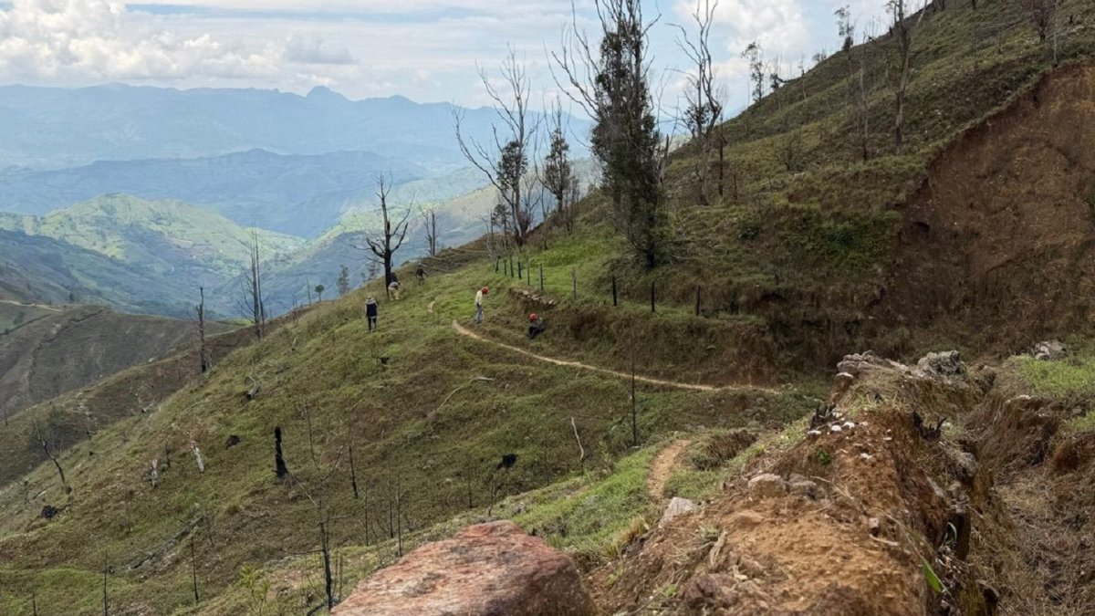 Moradores de San Antonio de las Aradas y del cantón Quilanga recorren un tramo del Qhapaq Ñan, durante actividades comunitarias de conservación del patrimonio ancestral.