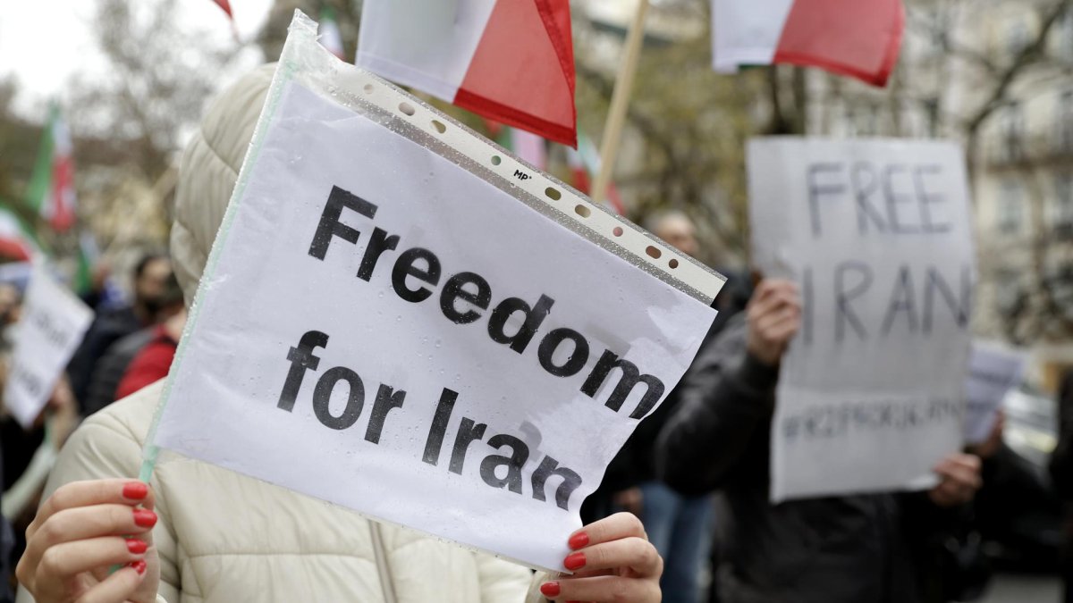 Manifestantes participan en una marcha pacífica en apoyo al pueblo iraní, en Lisboa, Portugal, el 25 de enero de 2026.