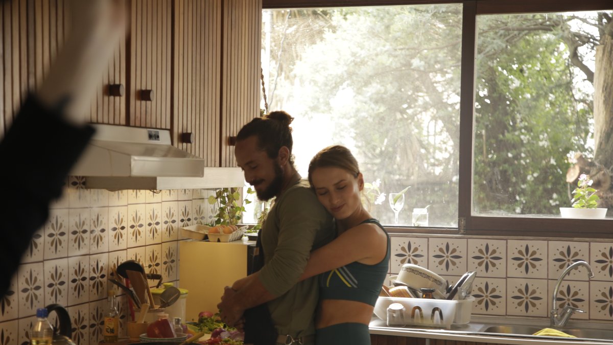 La película toma la crisis de la mediana edad como eje narrativo y la sitúa en el interior de una familia quiteña.