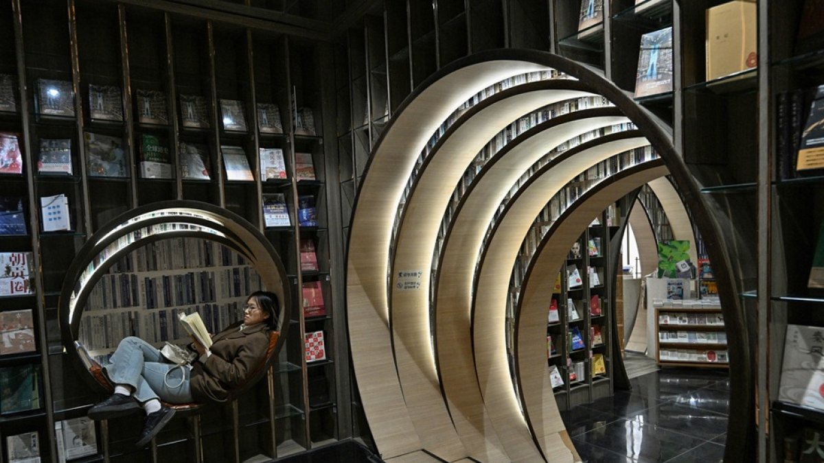 Esta fotografía, tomada el 19 de diciembre de 2025, muestra a una mujer leyendo un libro en una librería de Pekín.