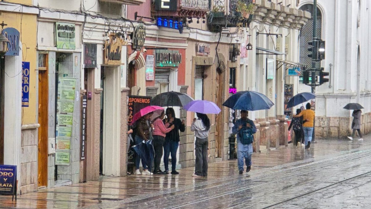 La fuerte lluvia registrada en Cuenca la tarde de este lunes provocó varias emergencias.