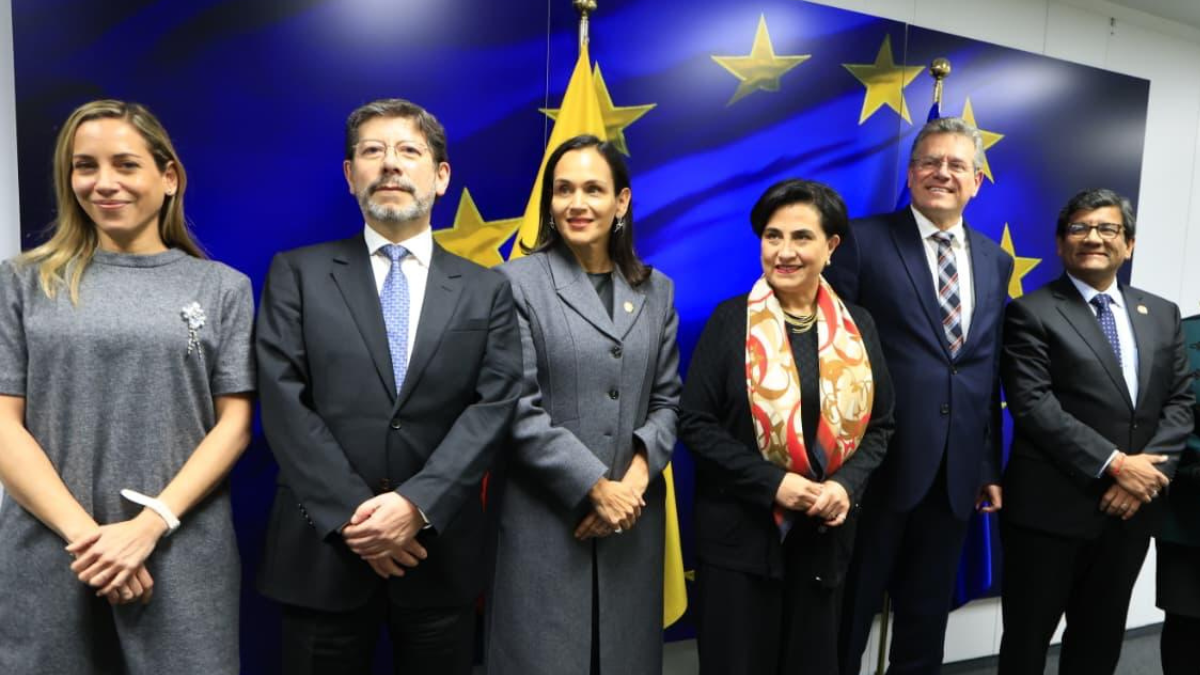 Andrea González, Xavier Aliaga, Inés Manzano, Gabriela Sommerfeld, en una reunión con Maroš Šefčovič, comisario de Comercio y Seguridad de la Unión Europea.