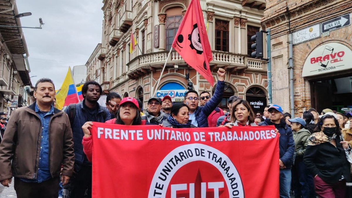 Militantes del FUT marchan para exigir respeto a la vocalía de los asegurados del IESS y rechazar su definición por la vía judicial.