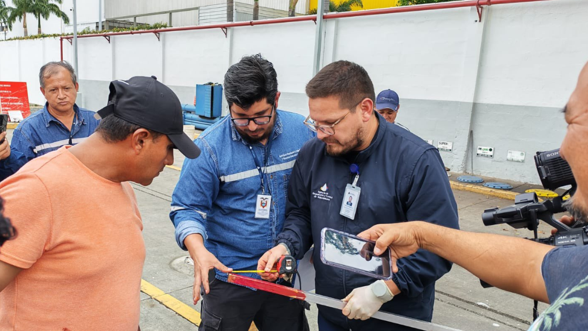 La ARCH clausuró una gasolinera en el sector de La Aurora, en Daule, tras detectar gasolina adulterada con agua.