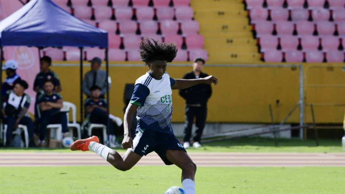 Dayan Caicedo es la muralla de los ambateños y quien motiva y guía a sus compañeros.