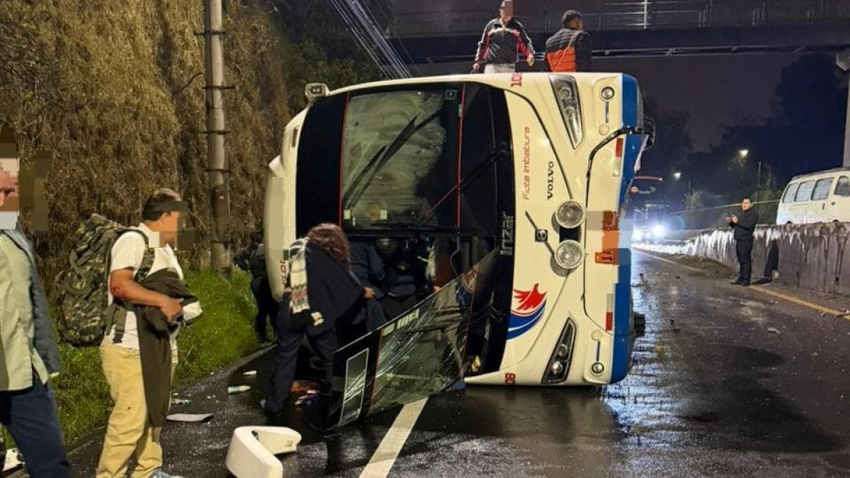 Un volcamiento de un bus interprovincial y otro accidente de tránsito se registraron en la av. Simón Bolívar, este 27 de enero de 2026.