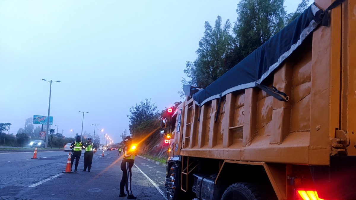 Entre el 1 y 26 de enero, la AMT ejecutó controles de tránsito en la Simón Bolívar y Ruta Viva, sancionando a 1.707 vehículos de transporte pesado.