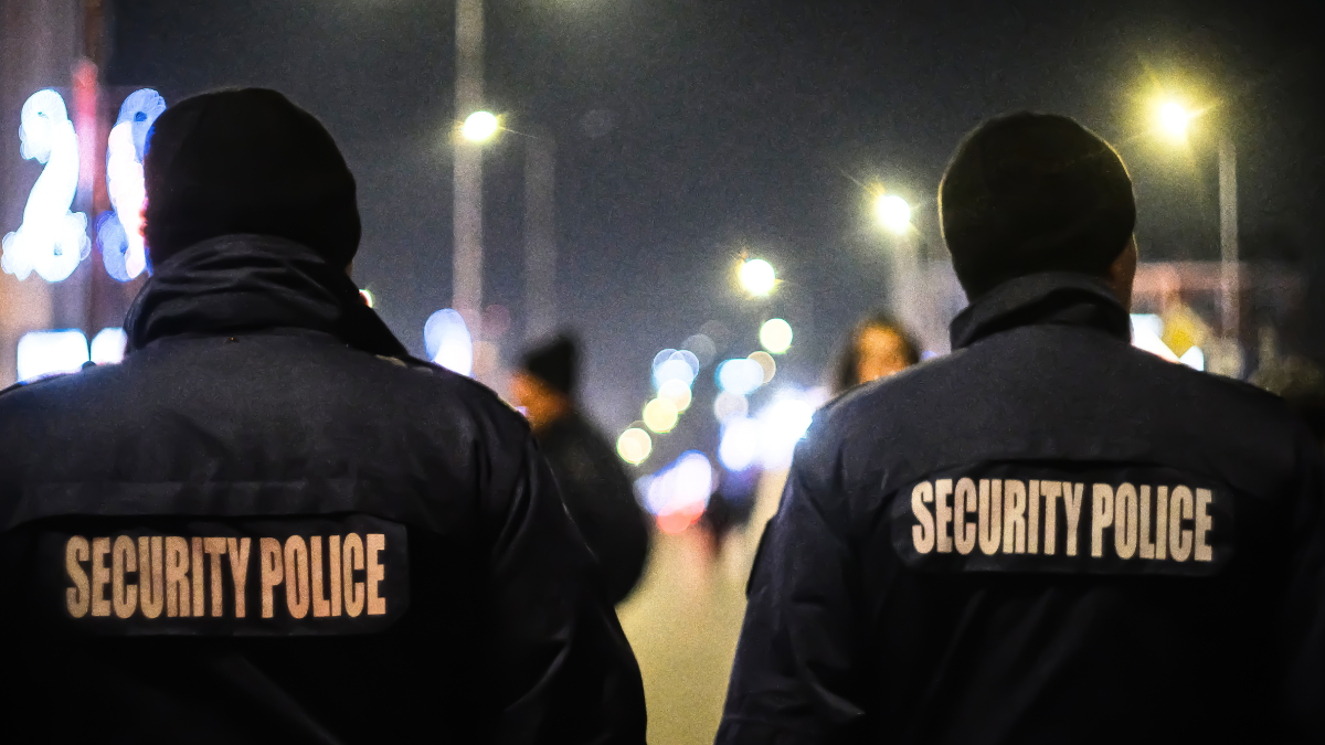 Referencial. Agentes de ICE durante una ronda nocturna en EE. UU., donde ecuatorianos detenidos pueden contactar la línea de emergencia consular para asistencia inmediata.