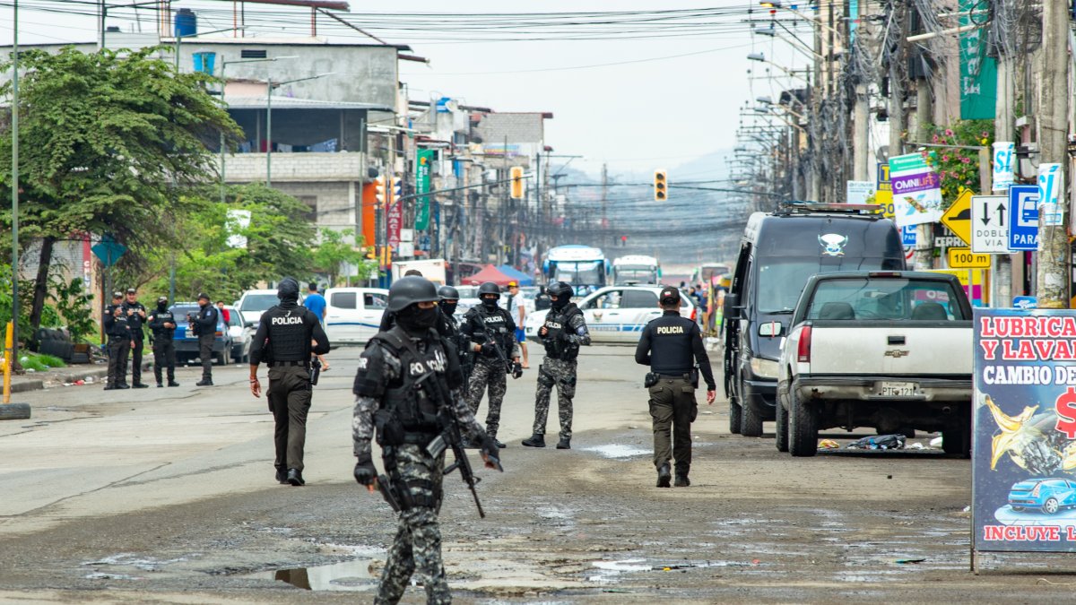 Miembros del Grupo de Intervención y Rescate (GIR), de la Policía Nacional, se movilizaron el 25 de enero de 2026 a la ciudadela El Recreo, en Durán, por una amenaza de bomba, que fue descartada.