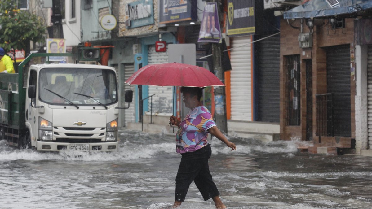 Con las lluvias llegan también las inundaciones en diversos sectores de Guayaquil.
