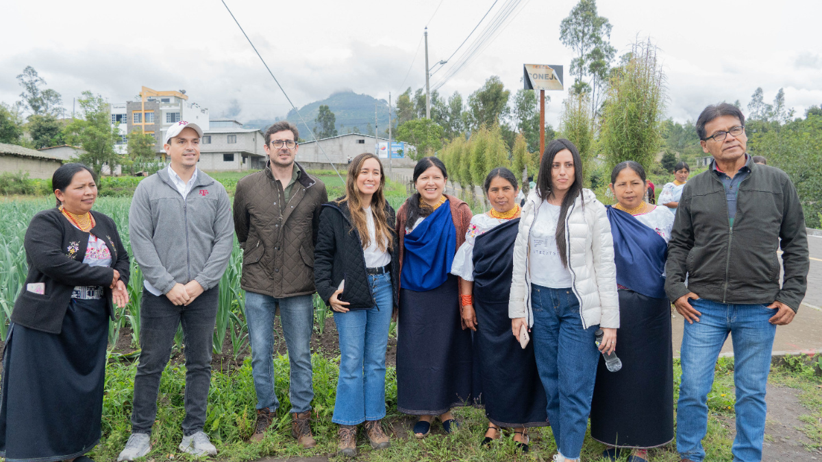 Mujeres indígenas de Cotacachi impulsan su formación con becas 2026 para fortalecer agroecología y saberes ancestrales.