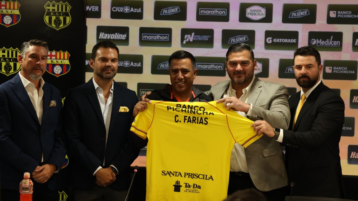 César Farías presentado por la directiva de Barcelona SC.