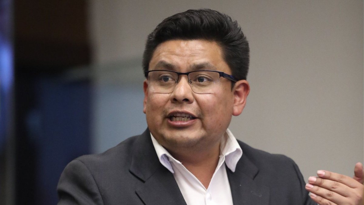 Luis Fernando Molina, asambleísta de la RC, presenta oficialmente el juicio político con 53 firmas de apoyo.