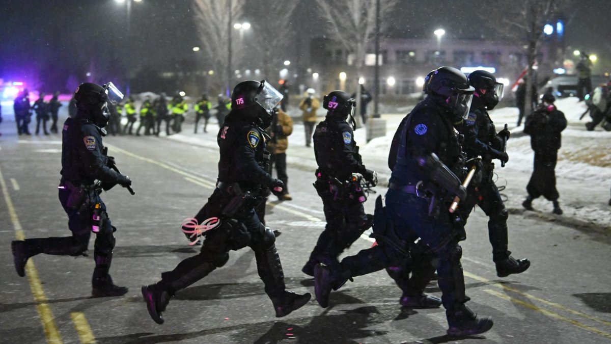 Policías enfrentan manifestantes afuera de un hotel en Minneapolis, Minnesota (EE.UU.).