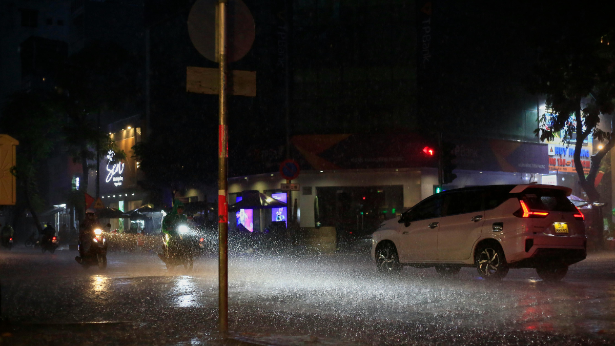 Referencial. Conducir bajo la lluvia en Ecuador exige precaución: el mantenimiento vehicular y la velocidad adecuada son claves para evitar choques.