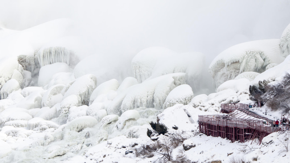 Las Cataratas del Niágara se congelan parcialmente en medio de temperaturas extremas de hasta -30 grados.