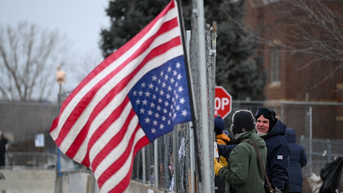 Un juez federal ha bloqueado este martes 27 de enero del 2026 la posible deportación del niño de 5 años y su padre.