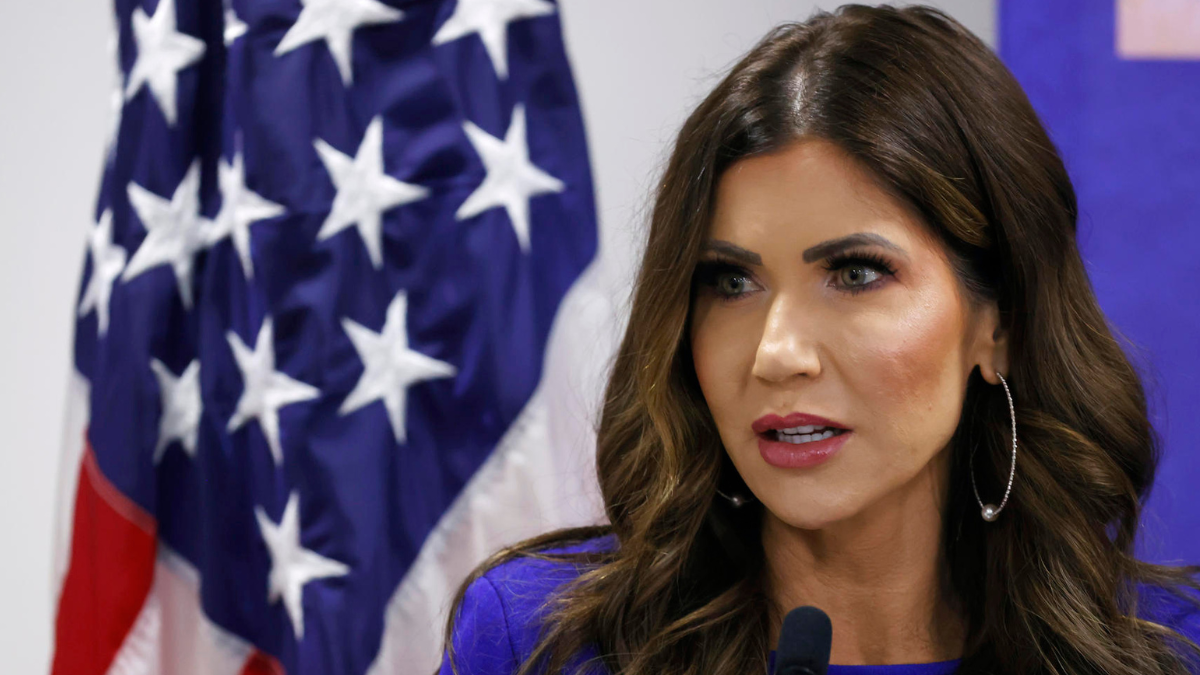 La secretaria de Seguridad Nacional de EE. UU. recibe el respaldo del presidente Donald Trump en medio de tensiones políticas.