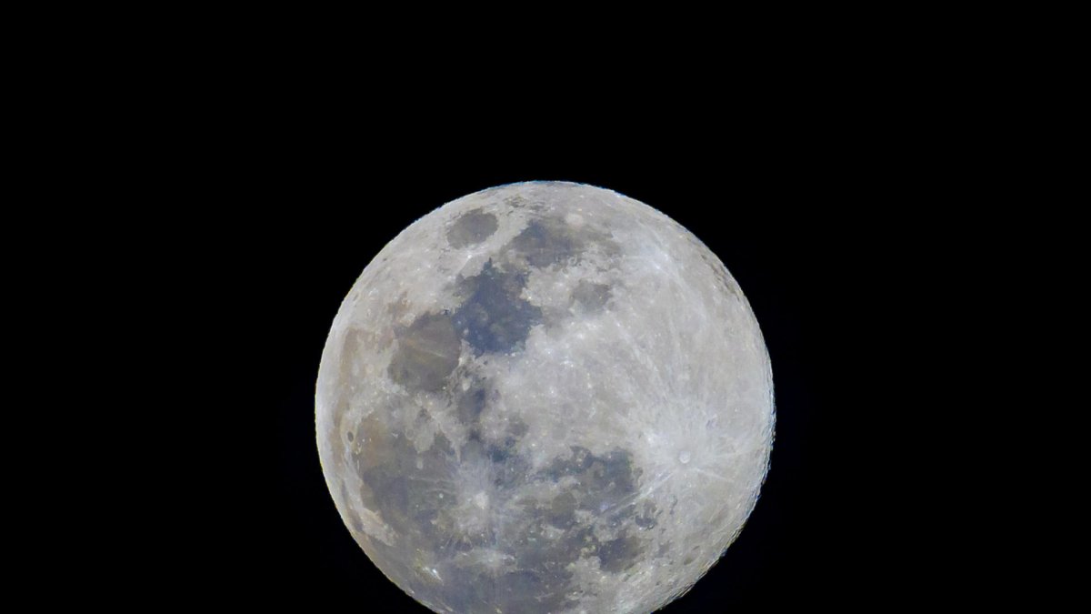 Fotografía que muestra la luna llena.