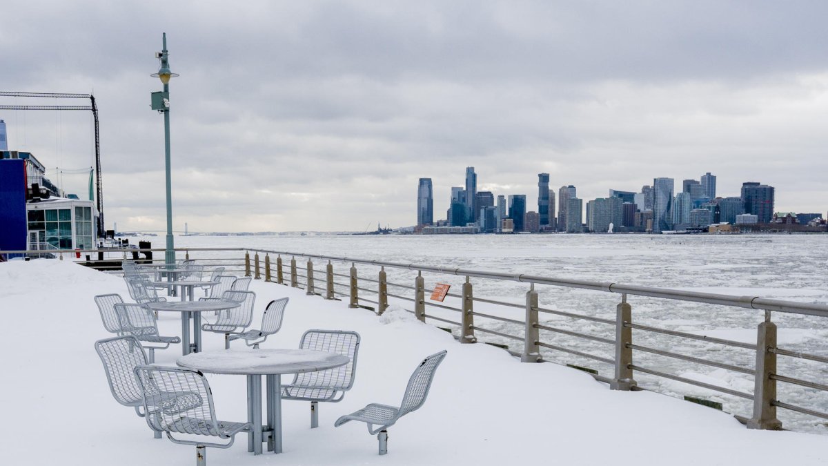 Fotografía donde se observa el río Hudson congelado tras la tormenta invernal en Nueva York (Estados Unidos).