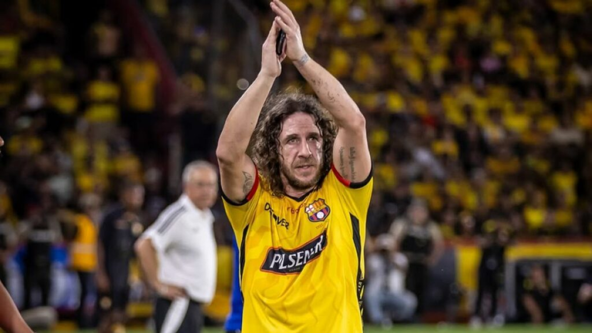 El español Carles Puyol (c) fue el último en visitar el Monumental en una Noche Amarilla.