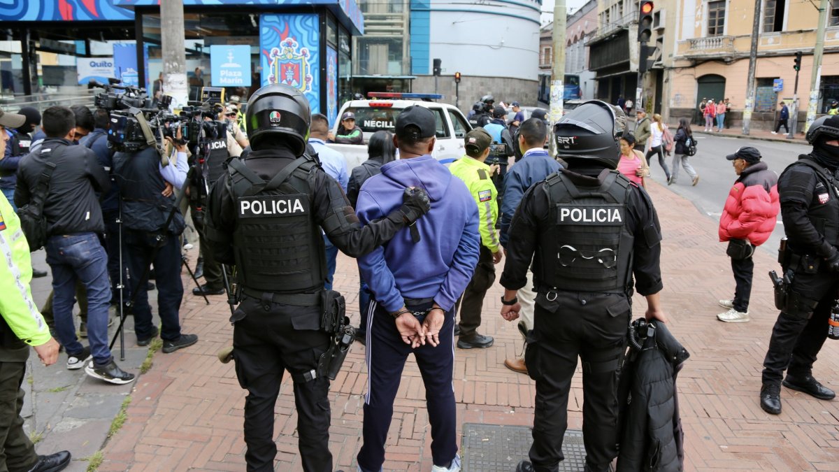 Luego de las alertas ciudadanas, la policía realizó el 27 de enero de 2026 un operativo afuera del Centro Comercial Montúfar.