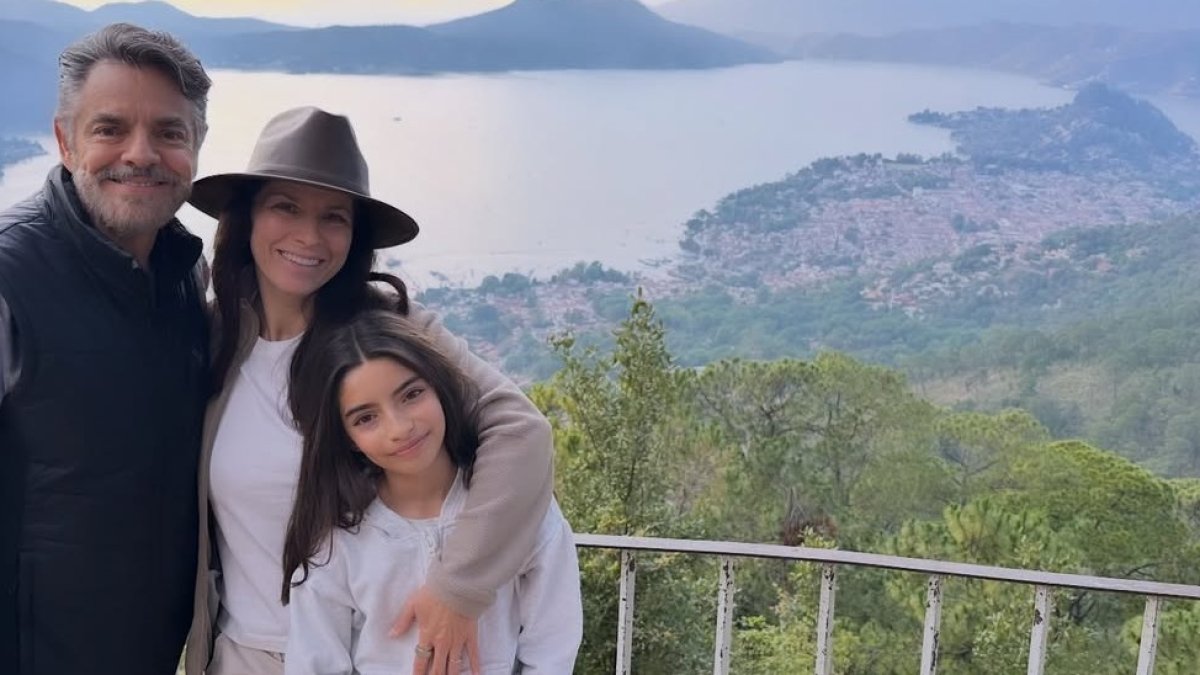 Alessandra Rosaldo con su esposo, Eugenio Derbez y su hija.