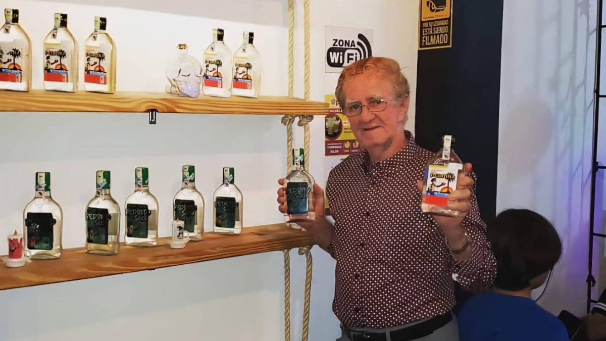 El creador de Pedrito Coco sostiene en sus manos a su célebre creación junto a uno de sus derivados: el Pedrito Seco