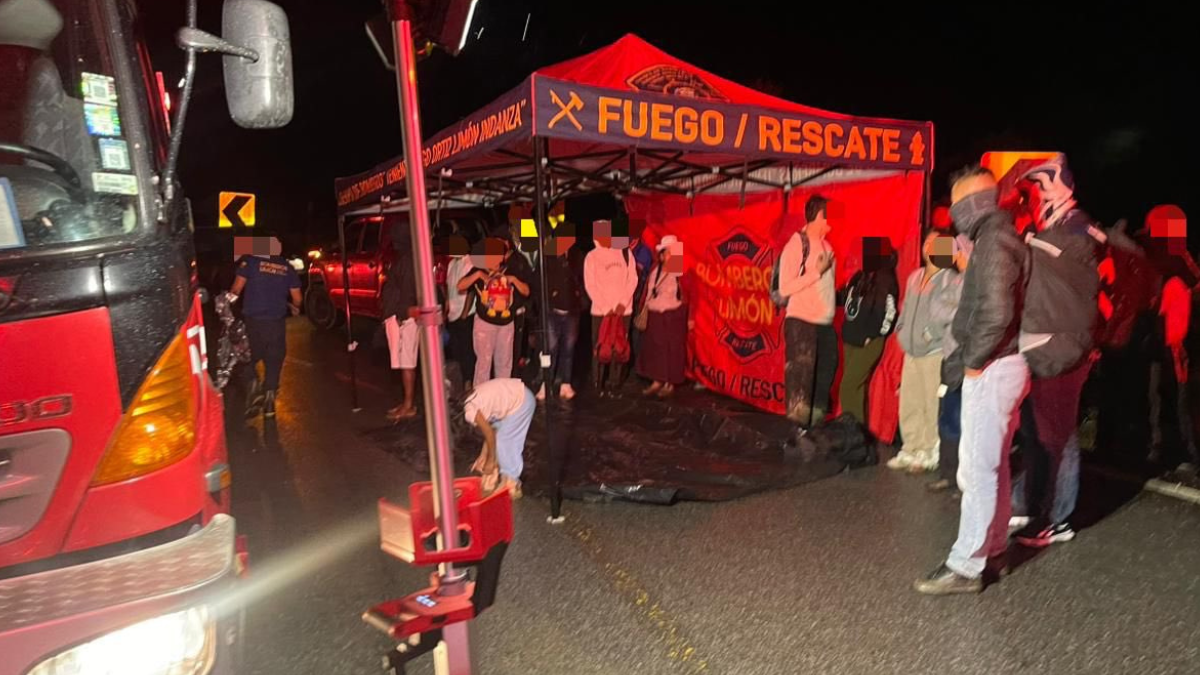 Bomberos de Limón coordinan labores de rescate tras el deslizamiento en Cerro Bosco.