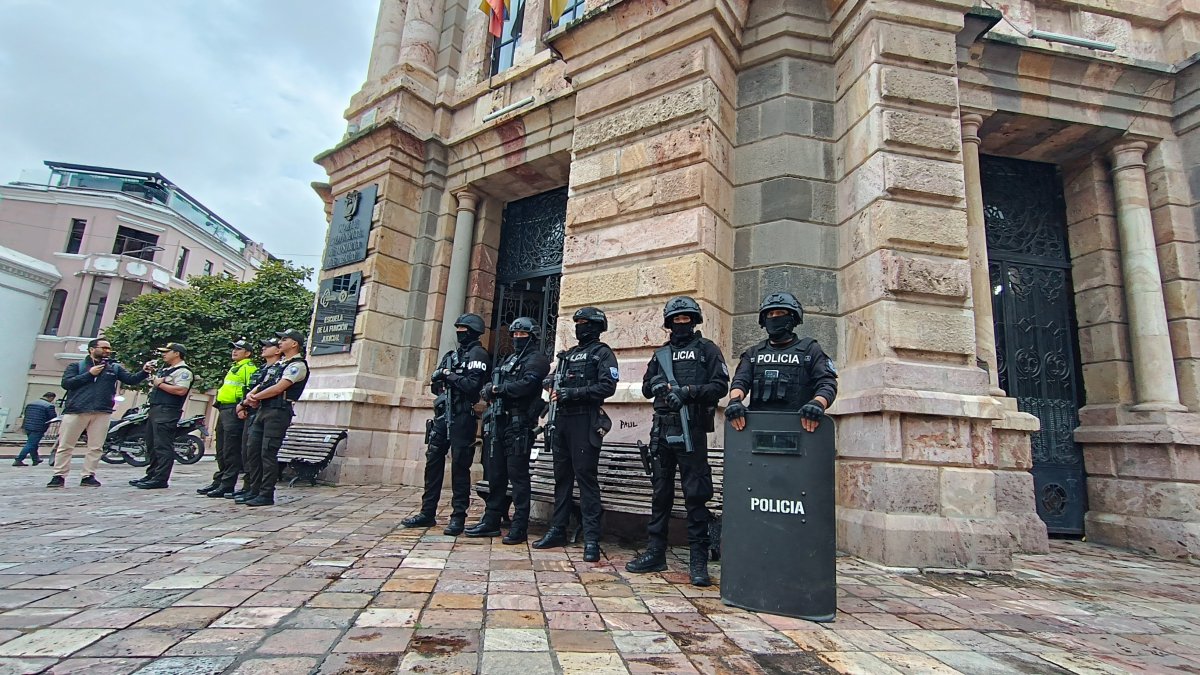 La policía resguarda las instalaciones de la Escuela de la función Judicial tras amenaza de explosivos.