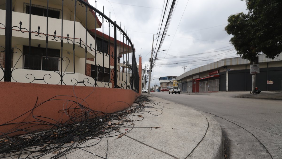 En la calle Jorge Maldonado Renella, de Urdesa, hay cables regados que contaminan e incomodan.
