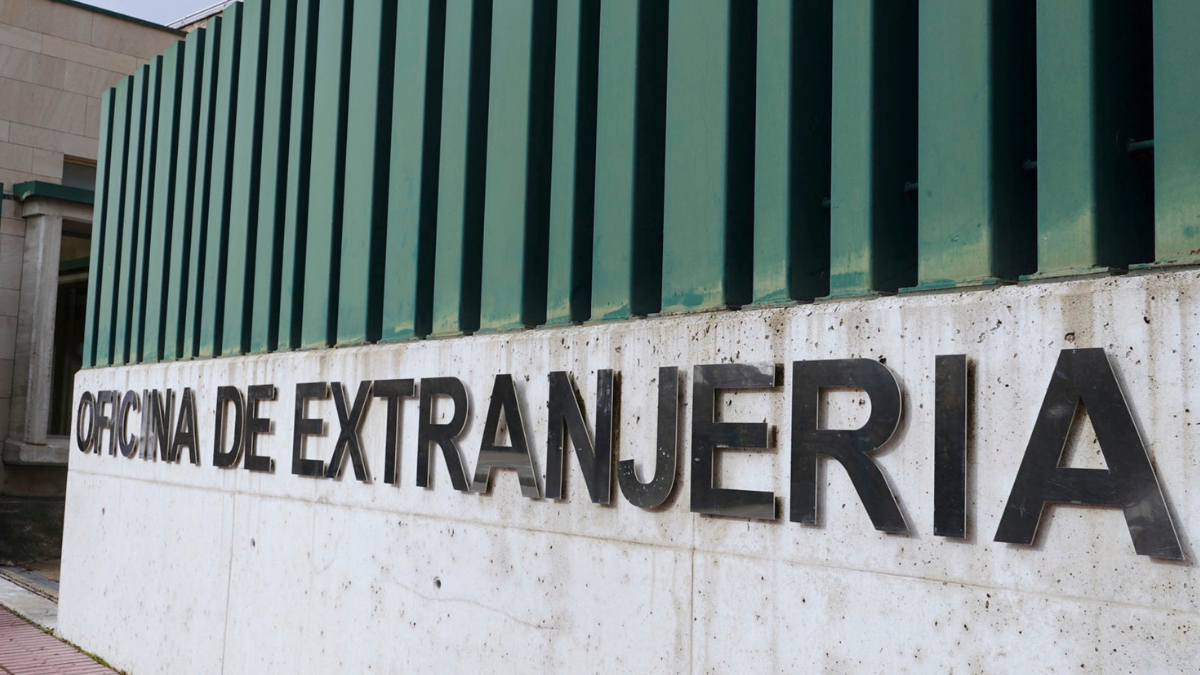 Exterior de la Oficina de Extranjería en España, donde se gestionan trámites migratorios