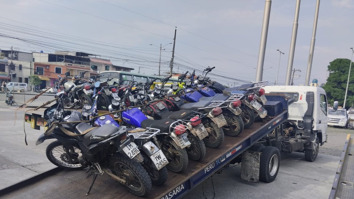 422 motos retenidas en 88 operativos de control ejecutados por la Agencia Metropolitana de Tránsito en Quito.